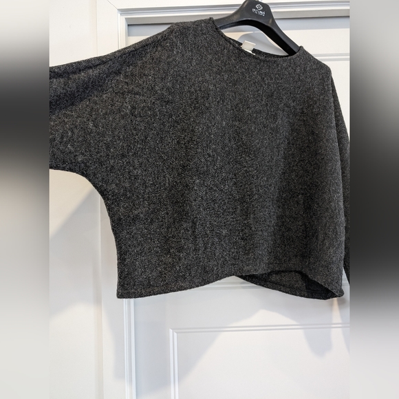 **NWOT** H&M cropped sweater size XL oversized - Picture 2 of 7